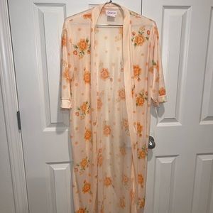 Vintage peach robe size small. Lightweight with delicate floral design